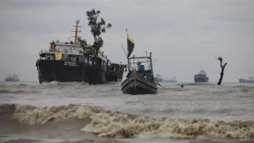 উপকূলে বৃষ্টি ও ঝড়ো হাওয়া, ১৬ জেলায় জলোচ্ছ্বাসের আশঙ্কা