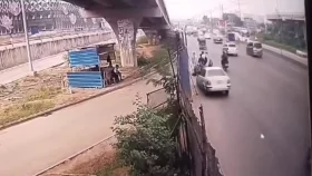 ঢাকায় পথচারীর ওপর উঠে গেলো প্রাইভেটকার