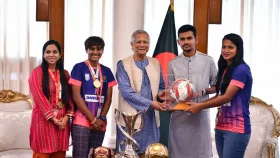 নারী ফুটবলারদের সব সমস্যা সমাধানের আশ্বাস প্রধান উপদেষ্টার