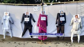 টিএসসিতে হাসিনা-কাদেরদের প্রতীকী ফাঁসির মঞ্চ