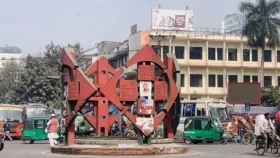 ছাত্র-জনতার দখলে গুলিস্তান-আওয়ামী লীগের কার্যালয়, সতর্ক পুলিশ