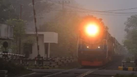 ঘন কুয়াশায় দুর্ঘটনা এড়াতে রেলওয়ে কর্তৃপক্ষের নির্দেশনা