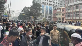 টিকার জন্য বিক্ষোভ: পান্থপথ ছাড়লেন প্রবাসীরা