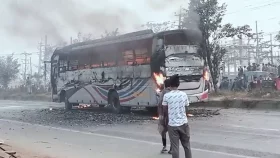 গাজীপুরে সড়ক অবরোধ, গাড়ি ও কারখানায় আগুন