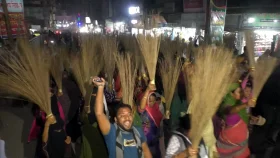 ঝাড়ু মিছিল করে জেলা বিএনপির সম্মেলন প্রতিহতের ডাক