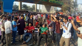 তিতুমীরের শিক্ষার্থীদের অবস্থান, রেল ও যান চলাচল বন্ধ