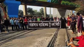 তিতুমীরের শিক্ষার্থীদের অবরোধে রেল বিচ্ছিন্ন রাজধানী