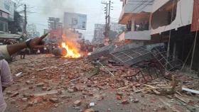 লক্ষ্মীপুরে আওয়ামী লীগের তিন নেতার বাড়িতে হামলা, আগুন