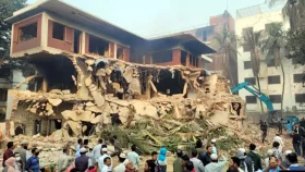 গুড়িয়ে দেয়া হলো ধানমন্ডি ৩২ নম্বরের বাড়ি