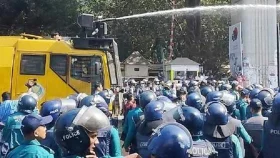 যমুনা অভিমুখে সরকারি কর্মচারীদের মিছিলে বাধা, জলকামান