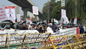 সড়ক ছাড়লেন প্রবাসীরা