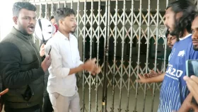 নওগাঁ সদর হাসপাতাল তত্ত্বাবধায়কের কার্যালয়ে বৈষম্যবিরোধীদের তালা