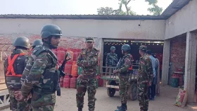 ক্রস ফিলিংয়ের সময় সহস্রাধিক গ্যাস সিলিন্ডার জব্দ