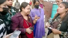 ঘাতক দালাল নির্মূল কমিটির নেত্রীকে পুলিশে সোপর্দ করলো নারী শিক্ষার্থীরা