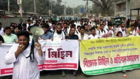 রংপুরে ইন্টার্ন চিকিৎসকদের সড়ক অবরোধ, দাবি না মানলে শাটডাউনের হুঁশিয়ারি
