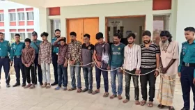 মব সৃষ্টি করে পুলিশকে মারধর ছিনতাইয়ে আটক ১০