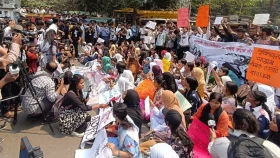 নারী সহিংসতার প্রতিবাদে শাহবাগে ৩০ কলেজের শিক্ষার্থীরা