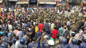 টঙ্গীতে বকেয়া বেতনের দাবিতে পোশাক শ্রমিকদের সড়ক অবরোধ