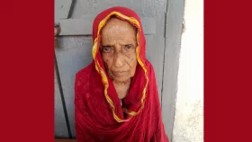 ১০৫ বছর বয়সে ভোটার হলেন আম্বিয়া খাতুন