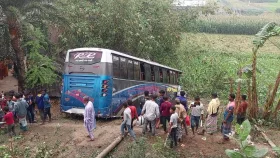 নাটোরে বাস খাদে পড়ে সেনাসদস্য নিহত, আহত ছয়
