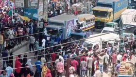 চট্টগ্রামে বকেয়া বেতনের দাবিতে পোশাকশ্রমিকদের সড়ক অবরোধ