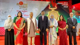সাত বিশিষ্টজনের হাতে স্বাধীনতা পুরস্কার তুলে দিলেন প্রধান উপদেষ্টা