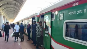 কমলাপুরে বেড়েছে ঢাকামুখী মানুষের চাপ