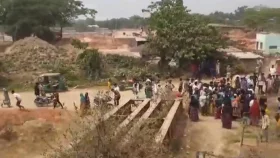 চলন্ত ট্রেনের ছাদে ভিডিও বানাতে গিয়ে পড়ে দুই তরুণের মৃত্যু