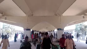 ছুটি শেষে সকাল থেকে ঢাকায় ফিরতি মানুষের ভিড়