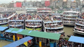ঘাটে লঞ্চ ভিড়লেই শুরু হয় ভোগান্তি!
