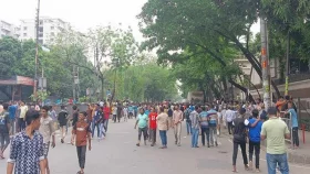 মহাখালী-সাতরাস্তা সড়ক অবরোধ করে বিক্ষোভ