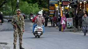 পহেলগামে হামলায় কাশ্মীর ছাড়ছেন পর্যটকরা