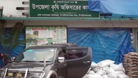 প্রণোদনার সার বেচে দিলেন এক কর্মকর্তা, ফেরালেন আরেকজন