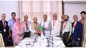 প্রধান উপদেষ্টার কাছে স্বাস্থ্য সংস্কার কমিশনের প্রতিবেদন হস্তান্তর