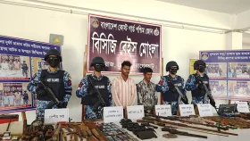 বিপুল পরিমাণ অস্ত্রসহ ‘করিম শরীফ বাহিনী’র দুই সহযোগী আটক