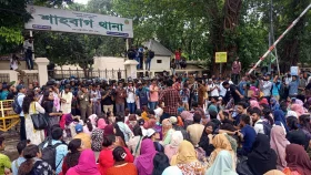 সাম্য হত্যার বিচার চেয়ে শাহবাগ থানার সামনে শিক্ষার্থীদের অবস্থান