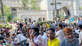 নগর ভবনে ইশরাক সমর্থকদের ‘ব্লকেড’, বন্ধ সেবা কার্যক্রম