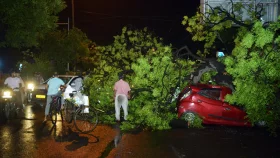 ভারী বৃষ্টিতে ভারতের বিভিন্ন স্থানে স্থবির জনজীবন, মৃত চার