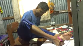 হাত নেই মানিকের, তবু হতে চান সফটওয়্যার ইঞ্জিনিয়ার