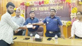 লক্ষ্মীপুর জুলাই আহতদের দুই কোটি ৮৬ লাখ টাকার চেক বিতরণ