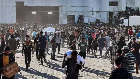 গাজায় ত্রাণ বিতরণের সময়ে আবারও হামলা চালালো ইসরাইল