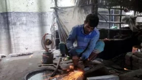 শেষ মুহূর্তে কামারশালায় ব্যস্ততা