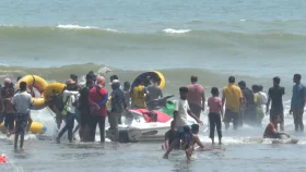কক্সবাজারে হাজারো পর্যটক, বিনা বাধায় ঘুরছে রোহিঙ্গারাও!