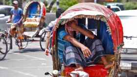 ঢাকায় বজ্রসহ বৃষ্টির আভাস, সহসাই কমছে না গরম