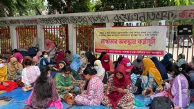 দুই দফা দাবিতে অবস্থান কর্মসূচিতে ‘তথ্য আপা’ প্রকল্পের কর্মীরা