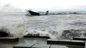 বঙ্গোপসাগরে মাছ ভর্তি ট্রলারডুবি