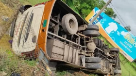 রামুতে বাস-কাভার্ডভ্যানের সংঘর্ষে নিহত ৩, আহত ৯