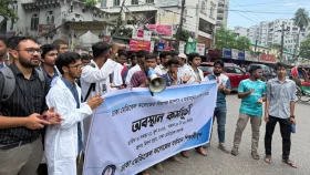 ঢামেক বন্ধ ঘোষণা, শিক্ষার্থীদের হলত্যাগের নির্দেশ