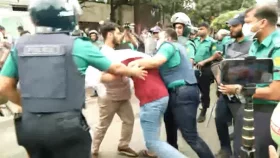 নতুনবাজারে পুলিশের বল প্রয়োগ, সড়কে বসে পড়লেন শিক্ষার্থীরা