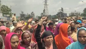 সোনারগাঁয়ে বকেয়া বেতনের দাবিতে শ্রমিকদের মহাসড়ক অবরোধ